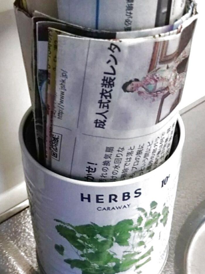 缶にカットした新聞紙を入れます
