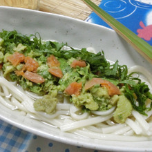 つぶしアボカドがとろり♪ 白だしで梅わさびうどん