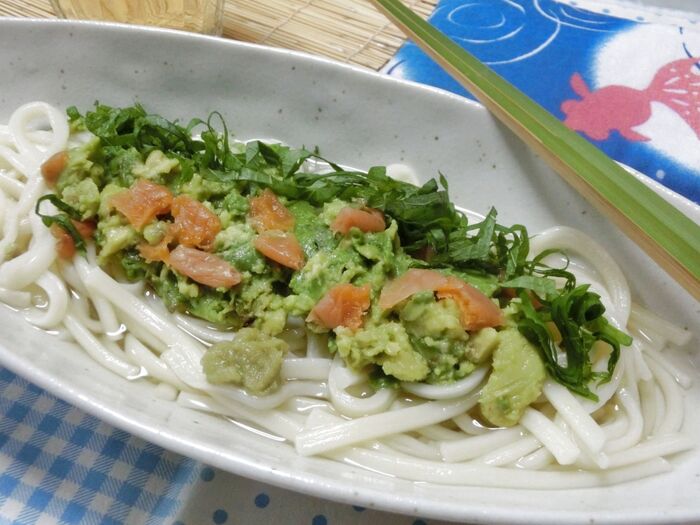 つぶしアボカドがとろり♪ 白だしで梅わさびうどん
