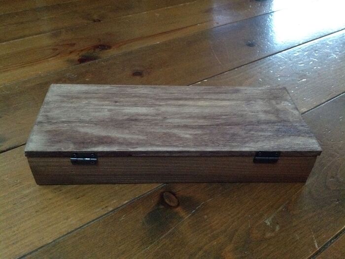 水性ニスを塗ってから蝶番で固定します