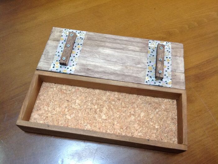 蓋の裏面と底面を加工します