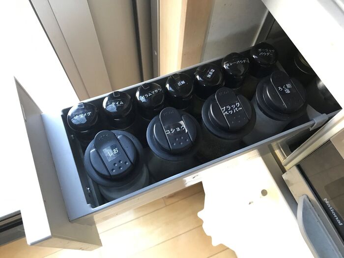 調味料収納は厚紙1枚でスッキリ!