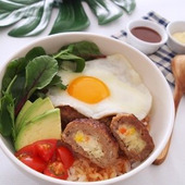 スタミナごはんレシピ「ポテサラバーグのカフェ丼 ロコモコ風」