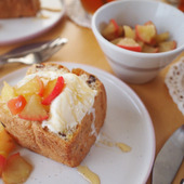 夏はパン×アイス!煮りんごを添えて☆