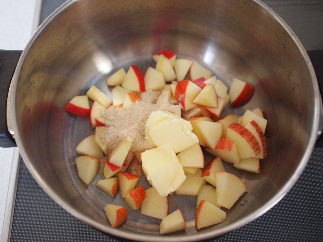 ②鍋にりんご、砂糖、バターを入れて火にかけます。
