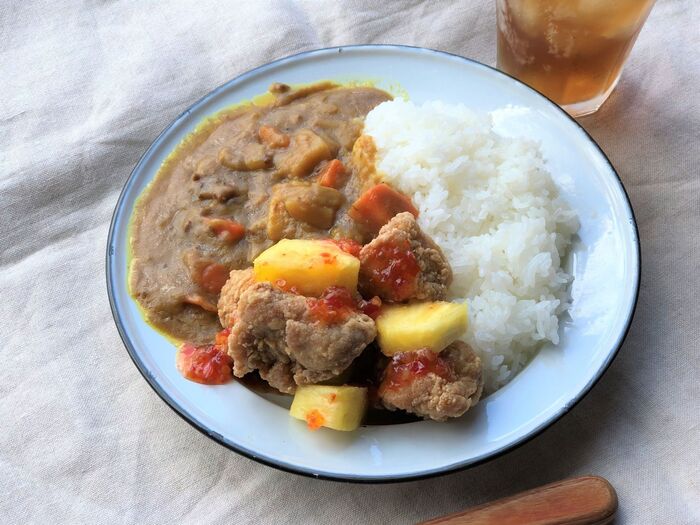 【#限界レシピ 2】盛れば完成! から揚げとパイナップルのエスニックカレー