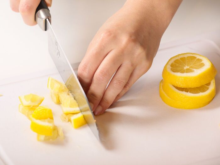 ①レモンをよく洗い、皮つきのまま角切りにする