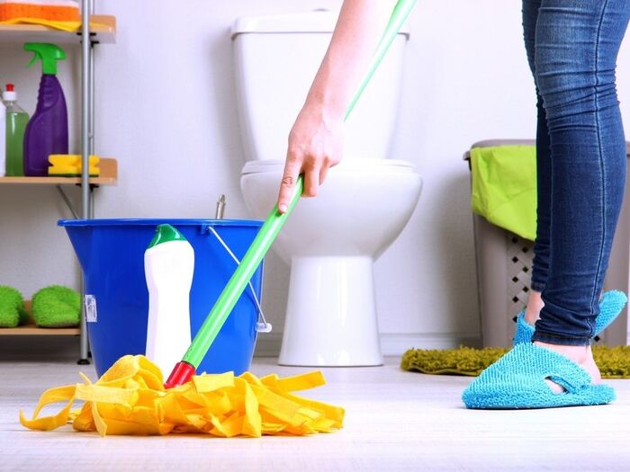 トイレの床には見えない汚れがたくさん?!気になる掃除方法とは。