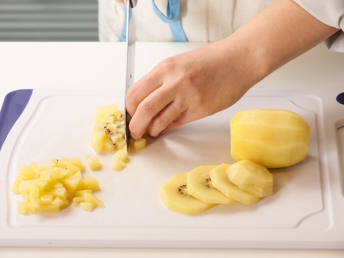 ①キウイフルーツの皮をむき、角切りにする