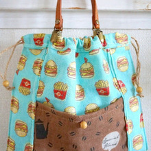 切らずに縫うだけ!100均手ぬぐいで『バーガーカフェ』のミニバッグ