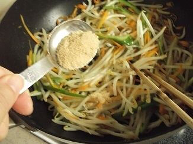 味付けして炒め合わせる