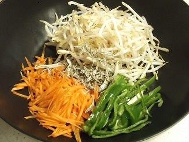 火にかけていないフライパンに材料を入れていく
