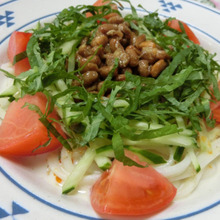 汁が美味しすぎる♪ 納豆と夏野菜のピリ辛豆乳麺