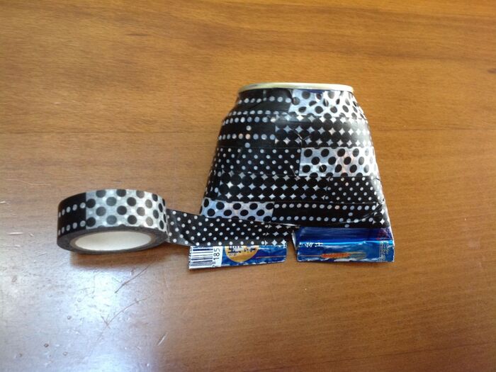 マスキングテープを上から貼っていきます