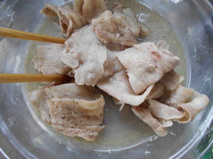 Step3 豚肉と麺を同じ鍋で茹でる。