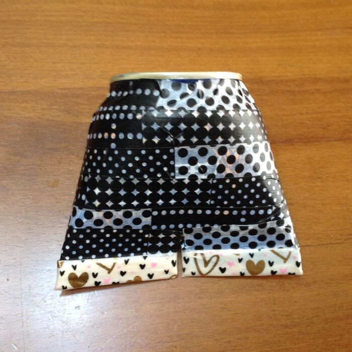 折り返し部分に薄い色のマスキングテープを貼ります