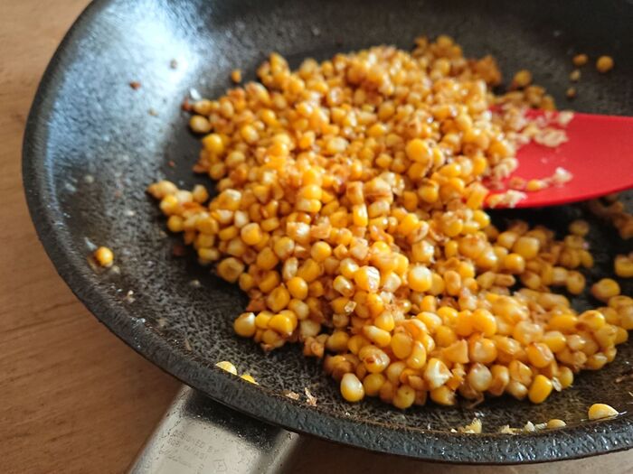 炊いてる間にバターでとうもろこしを炒めます