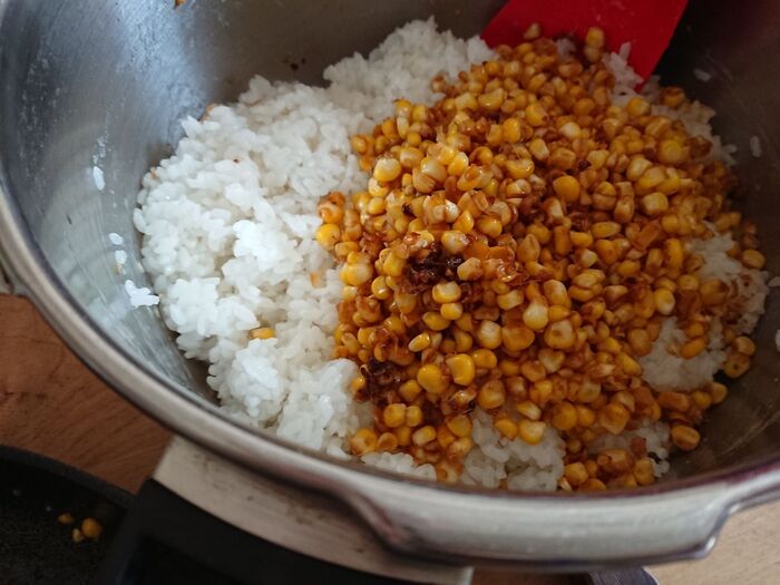 炊けたご飯にさっくり混ぜます