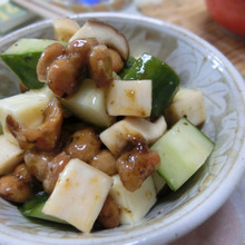副菜にもおつまみにも♪ きのことチーズの梅海苔納豆サラダ