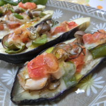 レンジ&グリルで10分♪ なすボートのラタトゥイユピザ