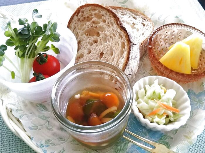 食材を食器に盛りつける