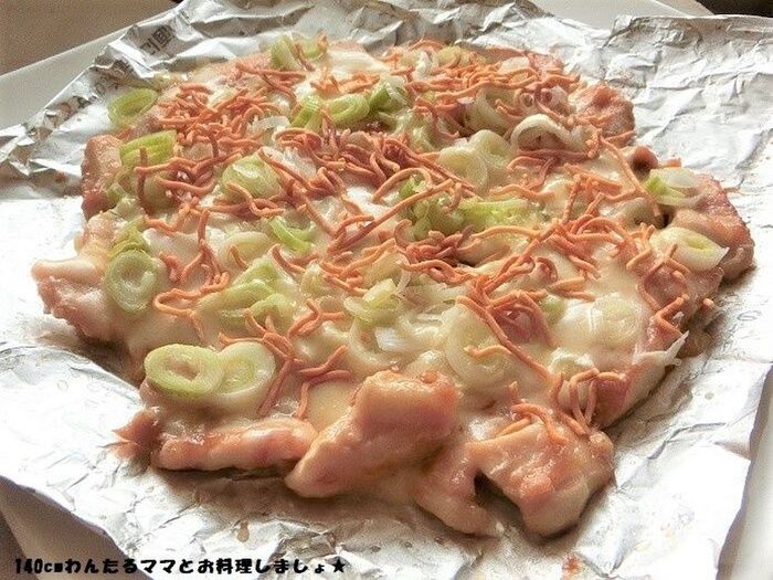 簡単★ベビースターとたっぷり葱の鶏肉ピザ