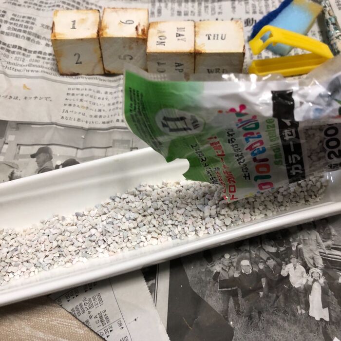 ゼオライトを敷き詰めます