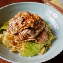 味噌だれが絡んでご飯がすすむ!豚ロースとキャベツの重ね蒸し