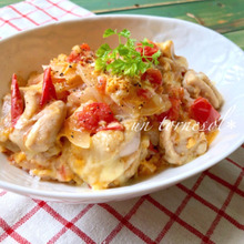 【夏休みのお昼ご飯にオススメ‼】老化防止効果に☆トマトと鶏の洋風チーズ親子丼