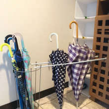 突っ張り棒で♪玄関内の濡れた傘用『臨時傘立て』