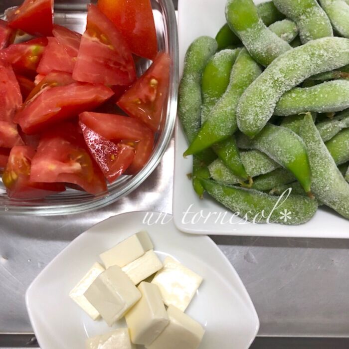 ①トマトとチーズは一口大に!