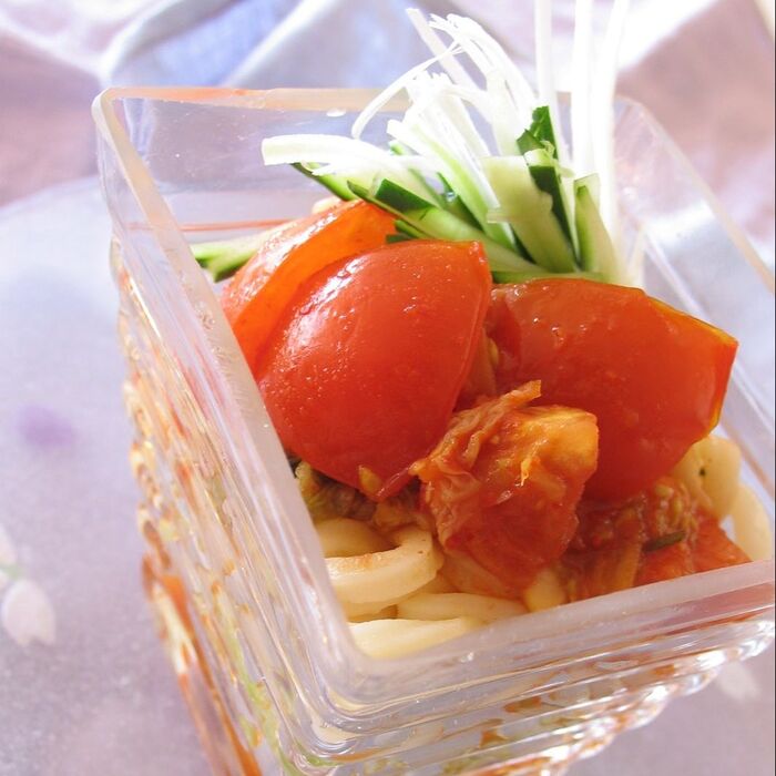冷たいうどんレシピ「トマトとキムチのさっぱりうどん」