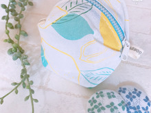 100均手拭いで簡単裏なしコロコロポーチと一手間で可愛くクルミボタンブローチ♪