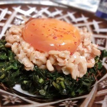 漬け卵黄をのせて♪ 納豆とモロヘイヤのスタミナねばねば盛り