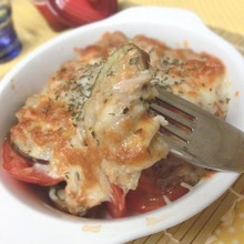 ツナ入りとろろ味噌ソースで♪ なすとトマトのグラタン