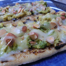 下から焼くとびっくりクリスピー♪ フライパンでアボカド油揚げピザ