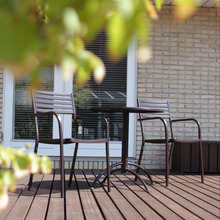 錆びたガーデンテーブルと椅子をよみがえらせる塗料はコレ!