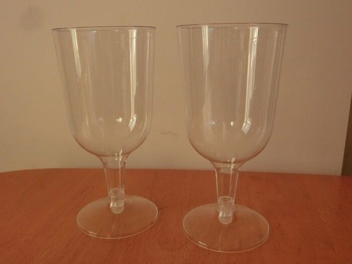 持ち運びも収納も楽々~繰り返し使えるプラスチックワイングラス♪