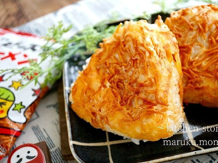 醤油が香ばしい!カリカリ★焼きチーズラーメンのおにぎり