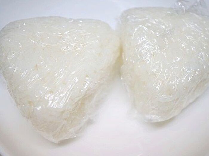 2.おにぎりを作る。