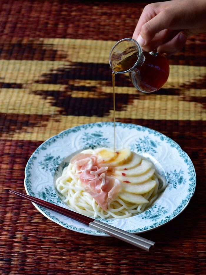 お嬢様の休日ランチ♥簡単♥桃と生ハム&紅茶めんつゆうどん 【*技あり *めんつゆアレンジ】5分