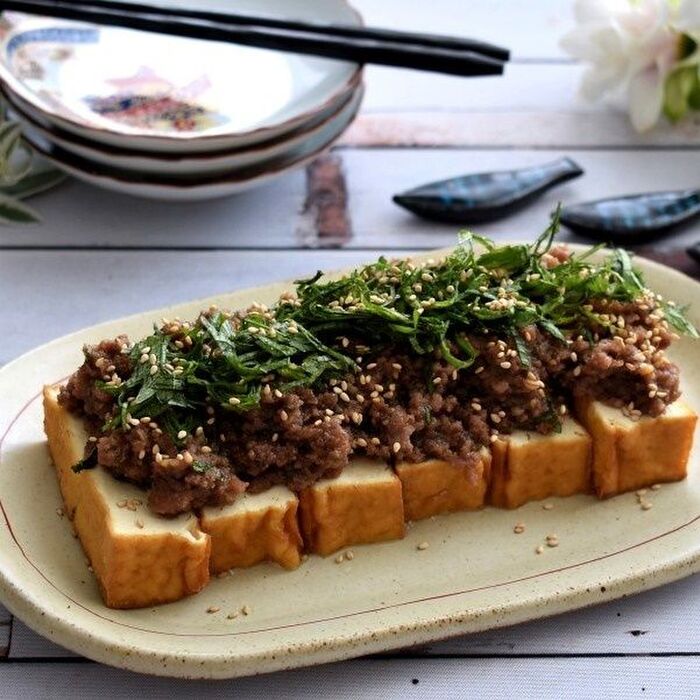 火を使わずに!梅シソ風味が食欲そそる肉味噌厚揚げ