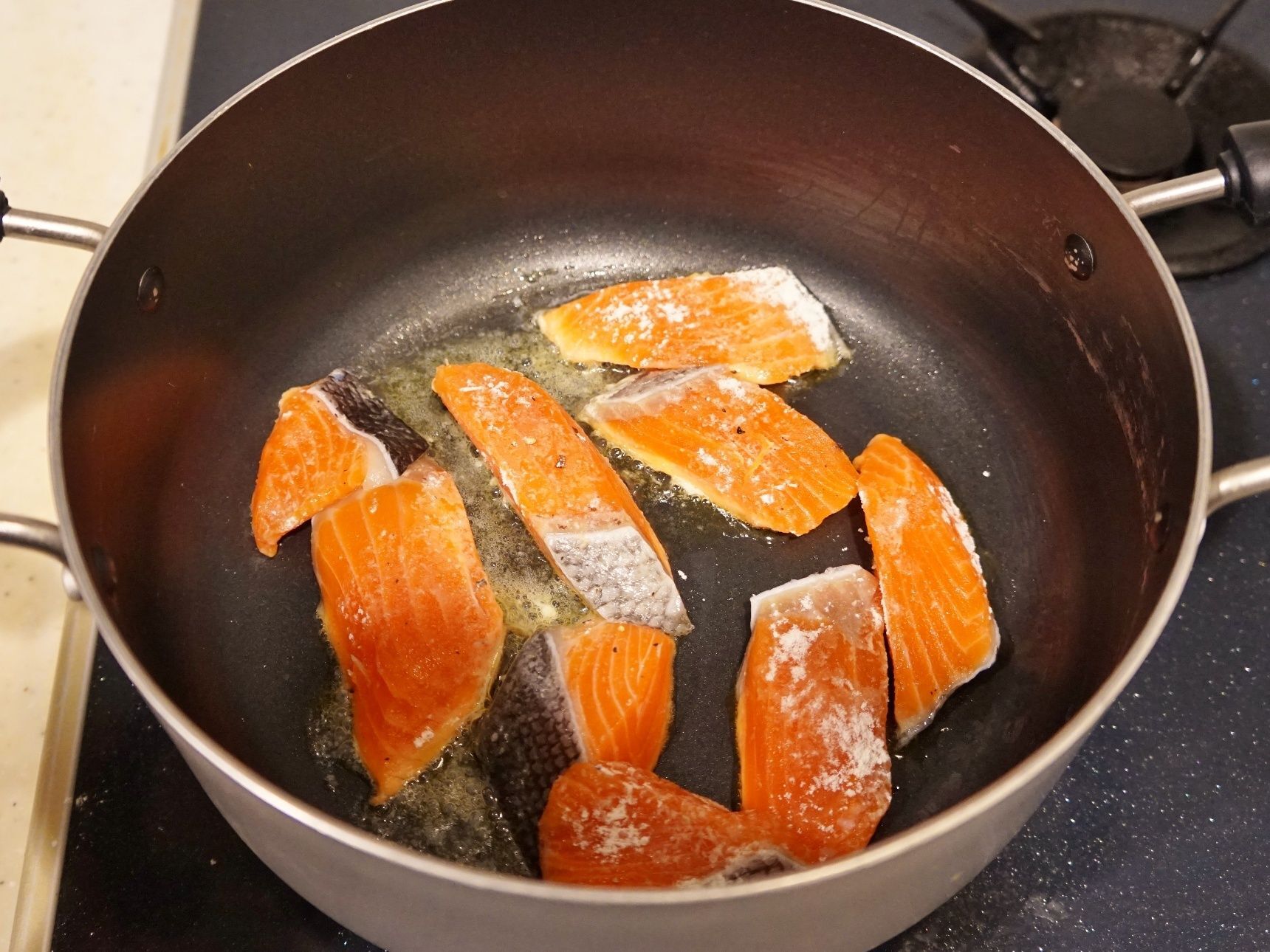 鮭を両面焼きます。