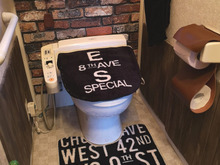 一気に男前に!バスロールサイン風トイレカバー&マット