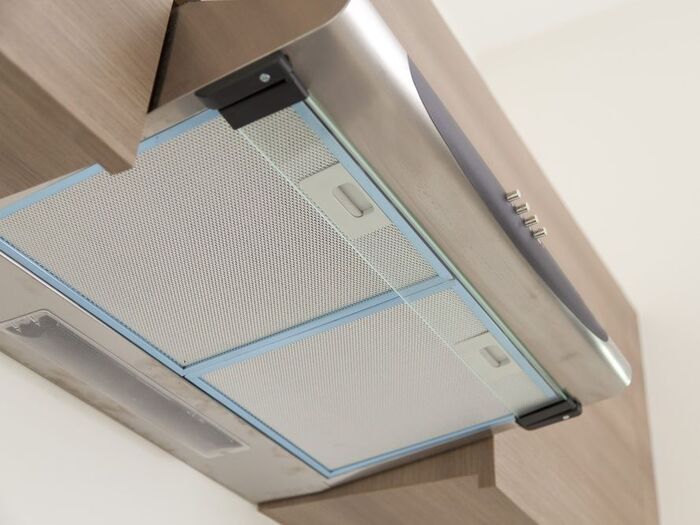 お湯でつけ置きすれば厄介な汚れとおさらば!気になる換気扇掃除のコツ