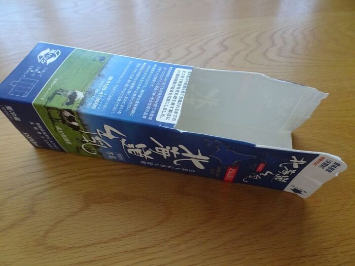 牛乳パックを切ります