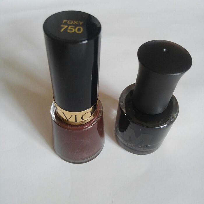 茶色と黒のマニキュアを使う