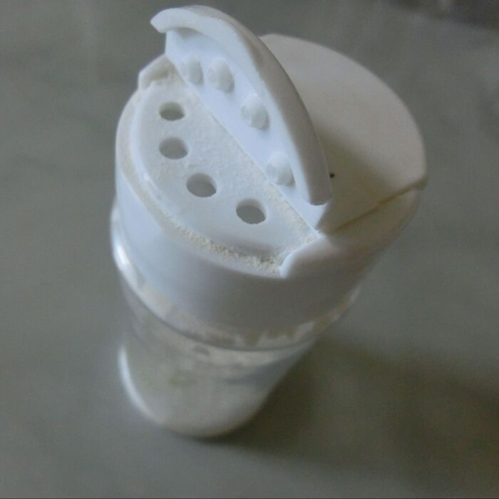 小さい穴が開いた口