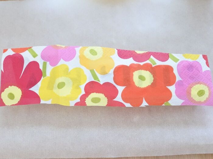 オブジェより大きめにペーパーナプキンをカットします