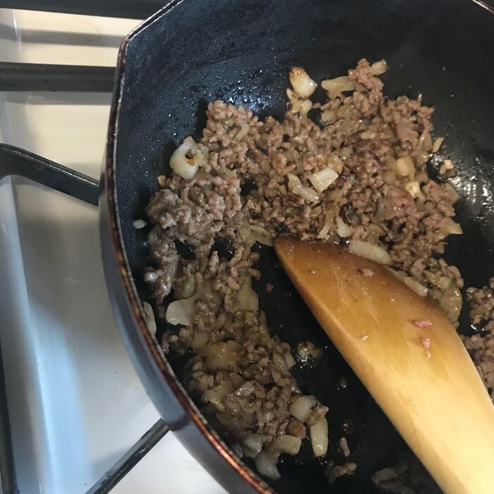③玉ネギと合い挽き肉を炒める